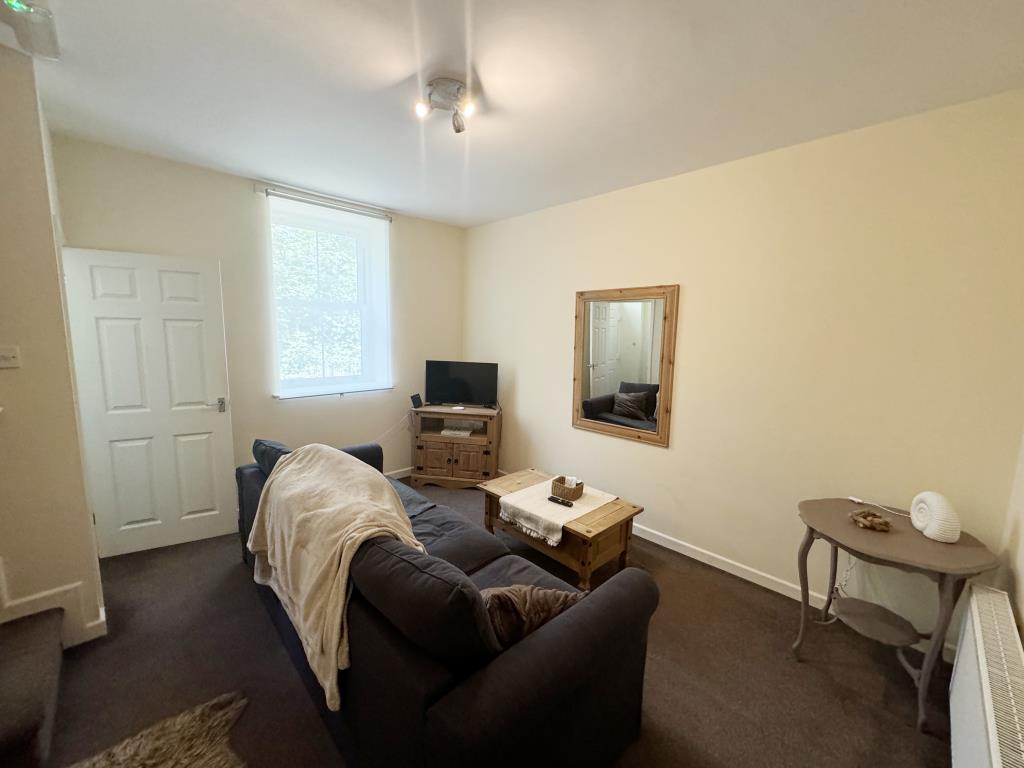 Lot: 117 - RESIDENTIAL FREEHOLD INVESTMENT - General view of Living room